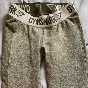 Gym shark leggings